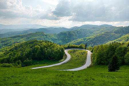 山路 蓝天空 地平线上的山峰的景象运输旅行路线天空晴天爬坡场地沥青交通赛道图片