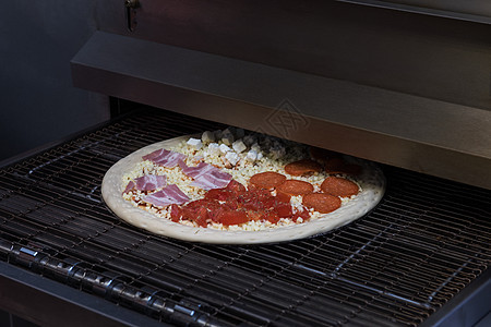 在烤箱里准备比萨饼砖炉披萨火炉面包美食烧伤食物烹饪面团烘烤图片
