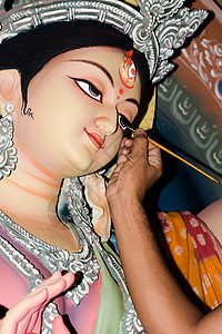 在印度教女神杜尔加的粘土偶像上画眼睛 节期间 Kumartuli 陶艺家的偶像制作过程 加尔各答 印度西孟加拉邦绘画鬼脸艺术旅游图片
