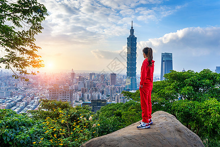 台湾台北山观光的旅游女游客景观日落建筑女孩背包城市女性天际公园旅行图片