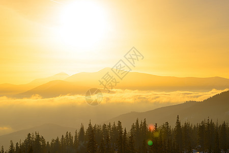 乌克兰喀尔巴阡山脉的日出 太阳在乌克兰最高点胡佛拉山上空升起顶峰风景金子天堂龙虾爬坡高山旅行天气天空图片