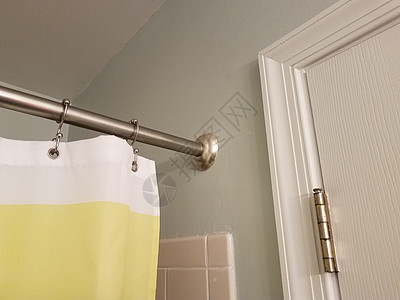 带金属棒的黄色和白色浴帘隐私卫生间织物浴室窗帘酒吧图片