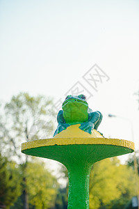 花园雕像绿青蛙水喷泉 波兰的Golczewo市图片