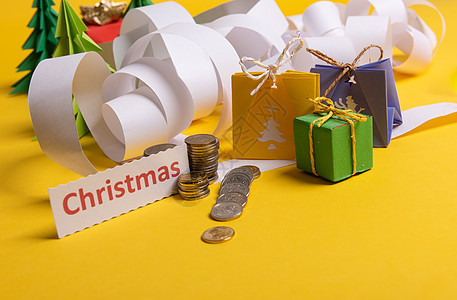 假期费用概念 长而扭曲的圣诞开支清单 礼物 礼物 硬币和圣诞短信展示卷曲银行业银行投资小猪花费预算购物季节图片