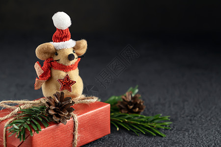 小玩具圣诞小老鼠 礼物和装饰品在黑桌上 根据中国星座 圣诞节的象征物为2020年以中文标本显示庆典假期横幅室友日历八字卡片锥体风图片