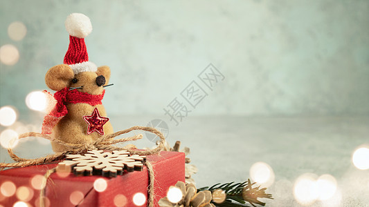 小玩具圣诞小老鼠 礼物和装饰品在灰色桌子上 根据中国星座 圣诞节的构成符号为2020年 由锥体室友老鼠装饰日历横幅假期卡片八字问图片