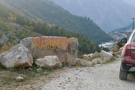 Words Nargu(一个著名的冒险和徒步旅行区) 2019年10月在印度喜马查尔邦Spti山谷路边路边边界沿线的里程碑标记上图片