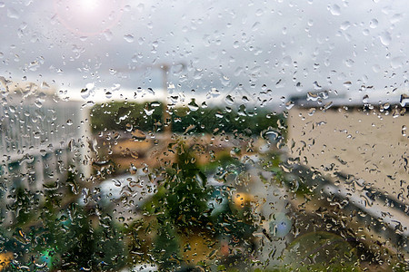 水滴 雨滴在玻璃上 然后滴下来气泡淋浴下雨反射流动液体墙纸蓝色天气天空图片