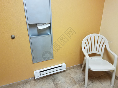 浴室中的地板加热器和纸毛巾机毛巾底板角落瓷砖座位纸巾卫生间加热地面椅子图片