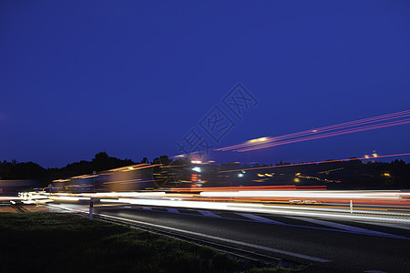 速度交通高速公路上的光迹太阳旅行天空踪迹条纹车辆场景日出运输日落图片