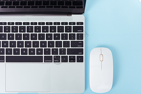 顶端查看笔记本电脑笔记本和无线鼠标蓝色互联网老鼠商业展示木头杯子桌子笔记桌面图片