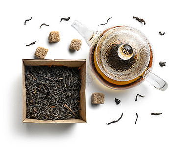 茶壶和茶叶的白色背景 从顶部看到的视图产品饮料树叶叶子早餐花瓣香气仪式玻璃草本图片