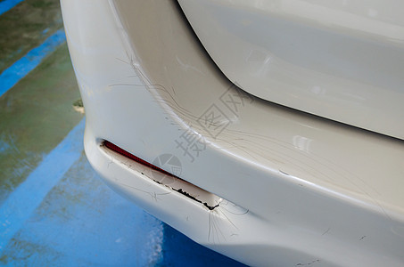 白色汽车后保险杠裂缝车辆损害危险速度碰撞驾驶发动机划痕身体情况图片
