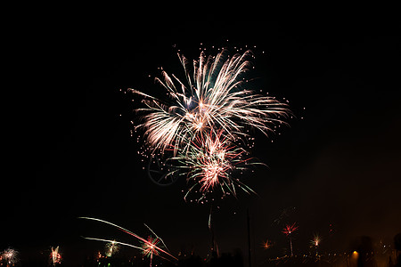 2020 年新年五颜六色的烟花在罗马尼亚布加勒斯特的湖上空爆炸  112020动画形式展示假期照片庆典辉光天空纪念日烟火图片