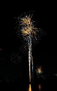 2020 年新年五颜六色的烟花在罗马尼亚布加勒斯特的湖上空爆炸  112020展示火花纪念日辉光照片颜色周年形式创意烟火图片