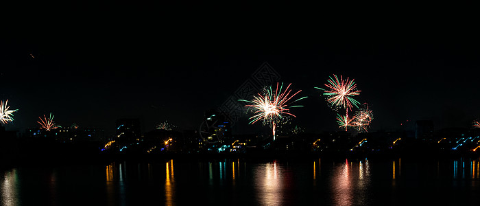 2020 年新年五颜六色的烟花在罗马尼亚布加勒斯特的湖上空爆炸  112020辉光展示形式颜色火花焰火照片天空动画周年图片