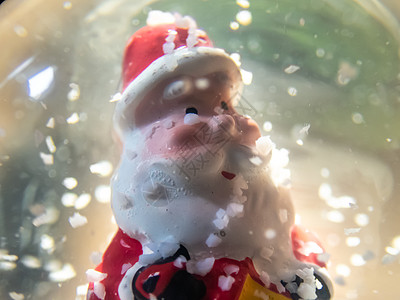 圣诞老人在雪球圣诞节到玻璃纪念品礼物地球假期季节宏观装饰品传统玩具图片