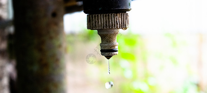 一滴水从肮脏生锈的水龙头中掉落  水工程主题水滴宏观金属阀门家庭生态龙头缺水液体运动图片