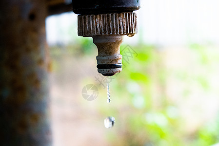 一滴水从肮脏生锈的水龙头中掉落  水工程主题工程师水管生态家庭环境金属卫生运动液体宏观图片