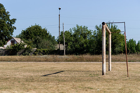 村里有足球目标的空足球场 草地图片