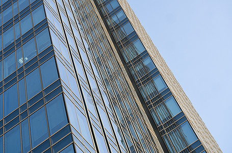 建筑物窗户中天空的倒影 蓝天上的现代玻璃摩天大楼的透视和暗角视图 营业所或公司大楼的窗户酒店技术办公室蓝色工作反射市中心商业景观图片