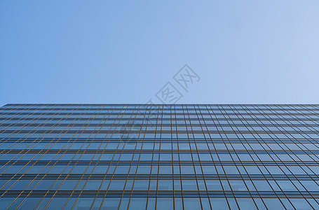 建筑物窗户中天空的倒影 蓝天上的现代玻璃摩天大楼的透视和暗角视图 营业所或公司大楼的窗户技术城市场景中心金融办公室酒店商业建筑蓝图片