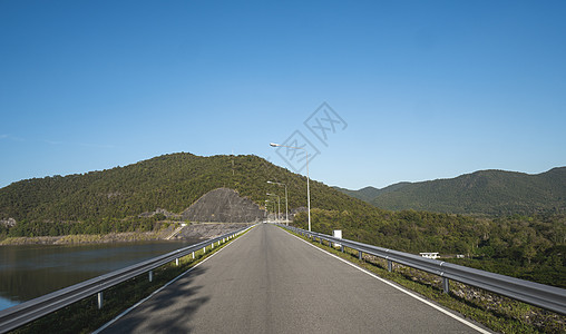 在高速公路桥上设置安全钢屏障 目的是防止车辆从路边或桥上驶出栅栏交通驾驶镀锌阳极障碍金属汽车护栏旅行图片