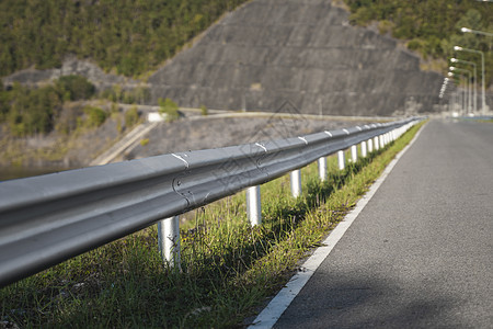 在高速公路桥上设置安全钢屏障 目的是防止车辆从路边或桥上驶出交通阳极出口安全栏杆栅栏旅行沥青建造路障图片