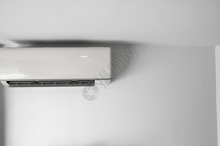 起居室或卧室的白色墙壁上架设空调机 室内舒适温度 健康概念和节能等设备 可节省能源办公室气候细菌力量控制冷却活力房间净化器护发素图片