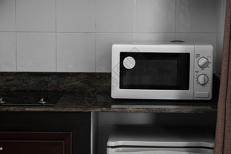 在厨房里做饭或取暖的微波炉烤箱食物电气柜台电子产品家庭炊具烹饪用具女士图片