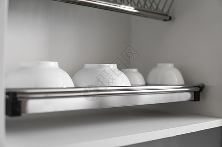 带有大而漂亮的白色干净盘子的洗碗机金属架 传统舒适的厨房 打开白色盘子排水壁橱 里面有玻璃和陶瓷湿盘子 盘子 碗 在架子上晾干家图片