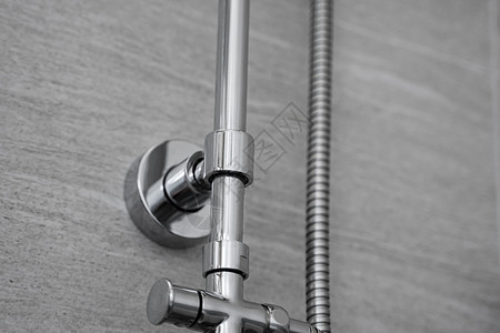 现代浴室的铬管和淋浴房房间龙头卫生流动金属喷射液体享受软管管道图片