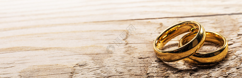 星期三木上金婚戒指传统珠宝金子夫妻仪式横幅金属周年礼物庆典背景