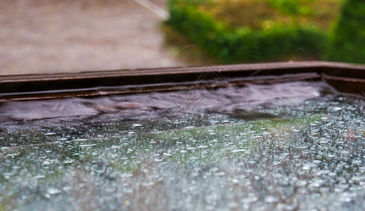 雨天时湿窗的特写欧洲气候图片