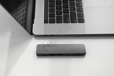笔记本电脑 TypeC 接口下的 USB 适配器 用于具有多个不同端口的笔记本电脑的多端口工作站 USB 到集线器转换器 使用现图片