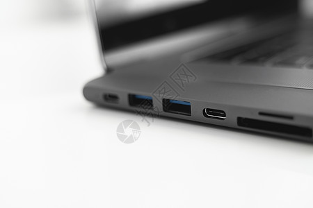 USB充电线笔记本电脑 TypeC 接口下的 USB 适配器 用于具有多个不同端口的笔记本电脑的多端口工作站 USB 到集线器转换器 使用现背景