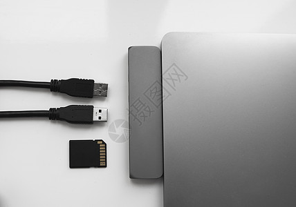 带有 USB C 型适配器的笔记本电脑 带有插入的 USB 电缆和 SD 卡 笔记本电脑 TypeC 接口下的 USB 适配器 图片