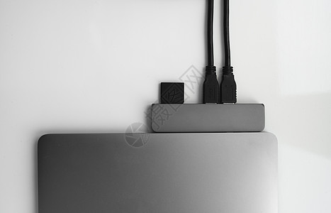 带有 USB C 型适配器的笔记本电脑 带有插入的 USB 电缆和 SD 卡 笔记本电脑 TypeC 接口下的 USB 适配器 图片