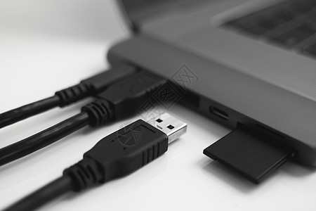 带有 USB C 型适配器的笔记本电脑 带有插入的 USB 电缆和 SD 卡 笔记本电脑 TypeC 接口下的 USB 适配器 图片