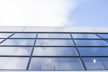 建筑物窗户中天空的倒影 蓝天上的现代玻璃摩天大楼的透视和暗角视图 营业所或公司大楼的窗户酒店玻璃商业景观工作反射市中心金融技术建图片