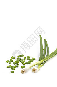新鲜成熟的绿春洋葱红桃或扇菜 白底面有新鲜切碎绿色洋葱食物灯泡厨房营养药品叶子饮食烹饪美食沙拉图片