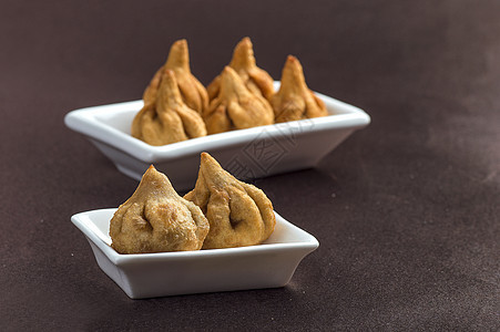 深色背景中的印度食品 Modak 马哈拉施特拉甜菜最喜欢的甘尼沙勋爵贺卡设计小吃上帝假期庆典食物传统执着卡片盘子宗教图片