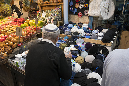 翡翠市场具有传统基帕亚穆尔克犹太帽子的人背景