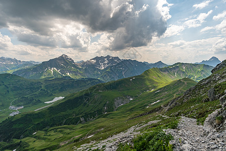 阿尔盖乌阿尔卑斯山大Widderstein山上登山岩石活动蓝色远足外表阳光背包高山山地行假期图片
