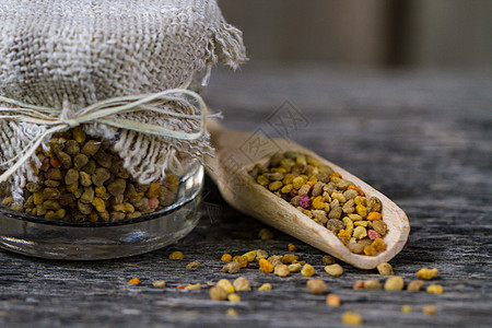 配蜜蜂花粉的木勺橙子蜂房玻璃养分过敏饮食药品木头矿物质粮食图片