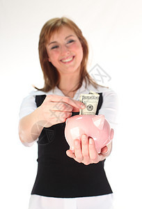 女人把钱放进猪银行女孩工作室女士小猪现金女性微笑投资金融头发图片