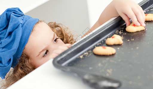 女孩偷饼干的小女孩面团幸福爱好孩子毛巾家庭姐姐房子烹饪盘子图片