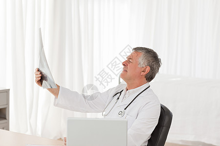 一位看X光的高级医生实习生医院保健从业者男人临床专家药品手术外科图片