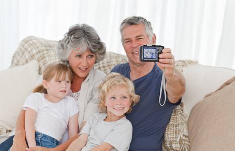 家人拍自己照片时妻子房子孩子们老年女孩保险家具房间安全沙发图片