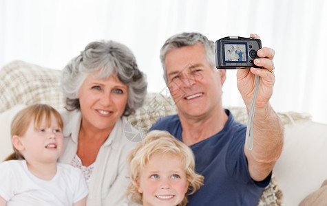 家人拍自己照片时家具房子女孩中年孩子们女士安全男生夫妻家庭图片